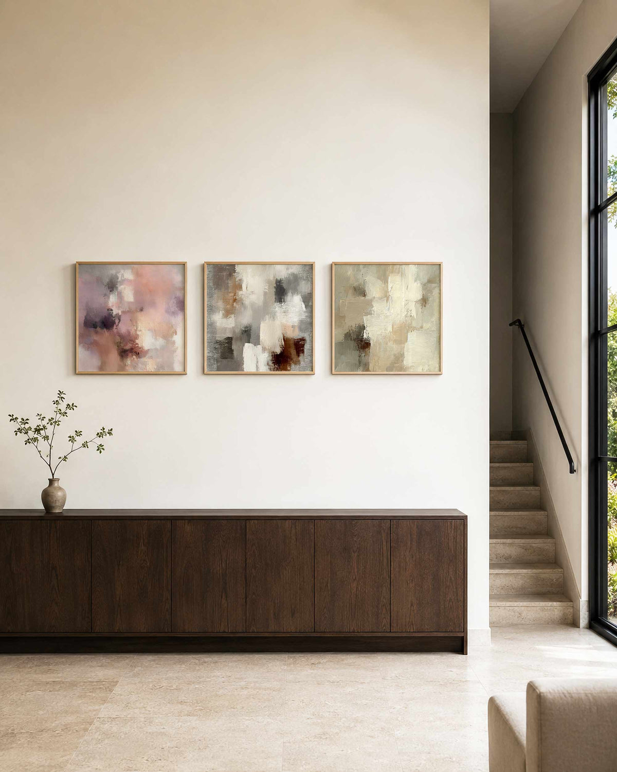 Interieurpresentatie van een driedelige vierkante posterset met abstracte penseelstreken