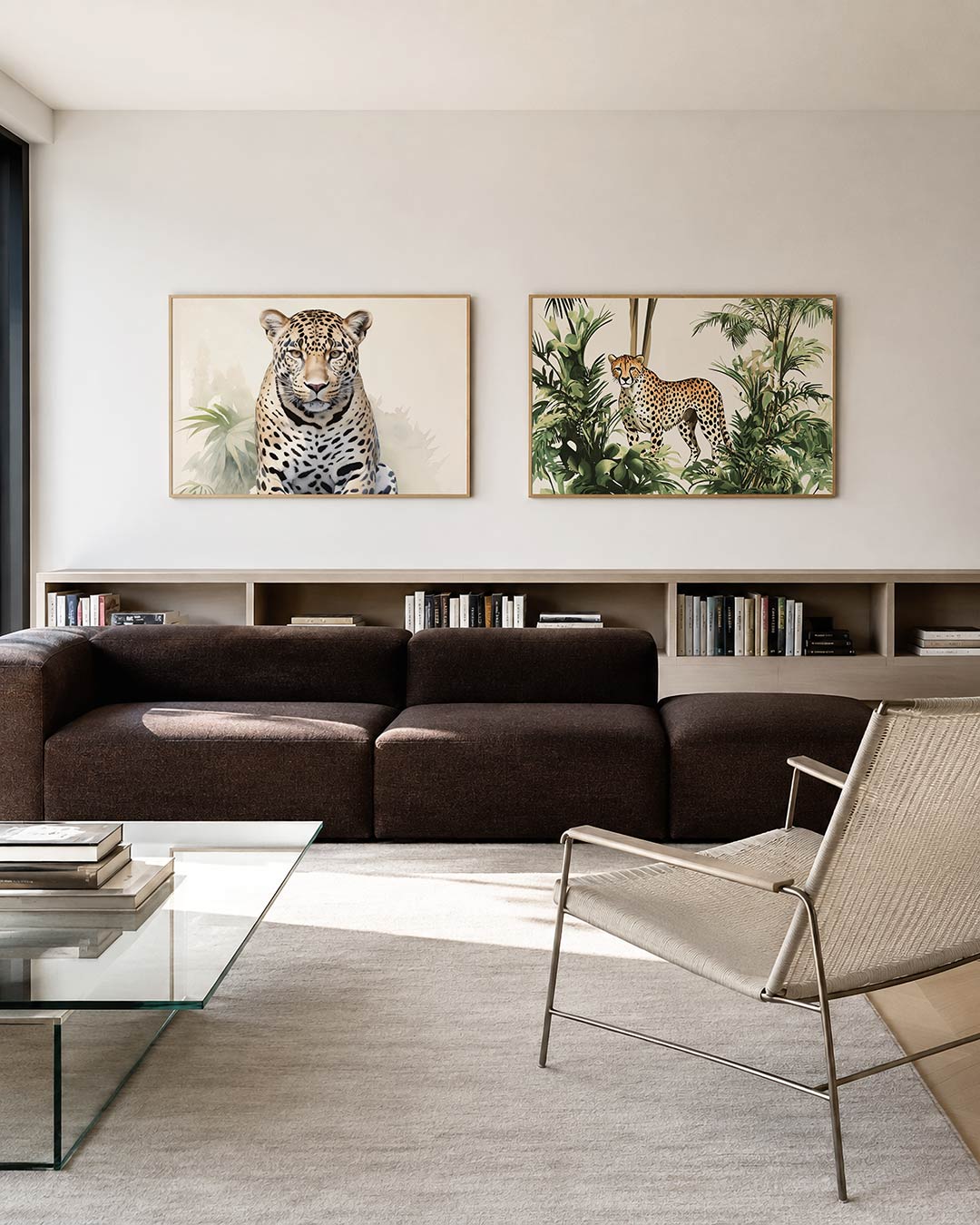 Tweedelige posterset met een luipaard tegen een lichte achtergrond met groene bladeren, getoond in een interieur