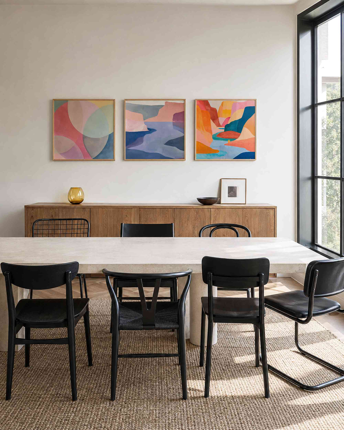 Interieurpresentatie van een driedelige vierkante posterset met abstracte kleurrijke landschappen