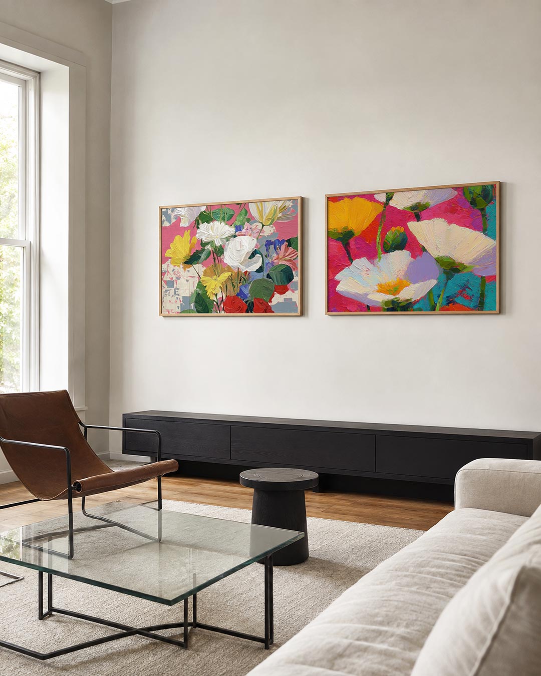 Tweedelige posterset met een levendige verzameling bloemen tegen een roze achtergrond, getoond in een interieur