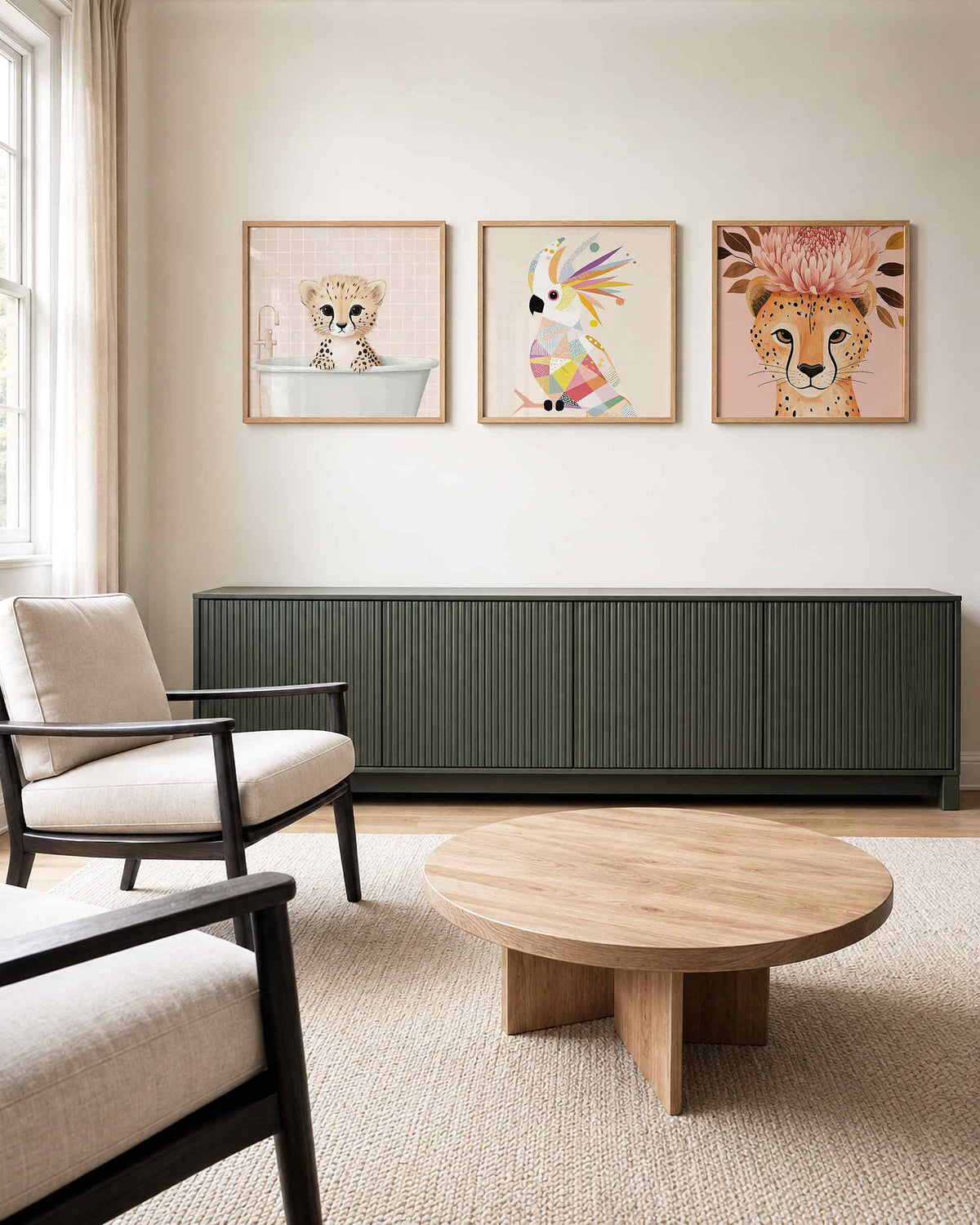 Interieurpresentatie van een driedelige vierkante posterset met jonge dieren
