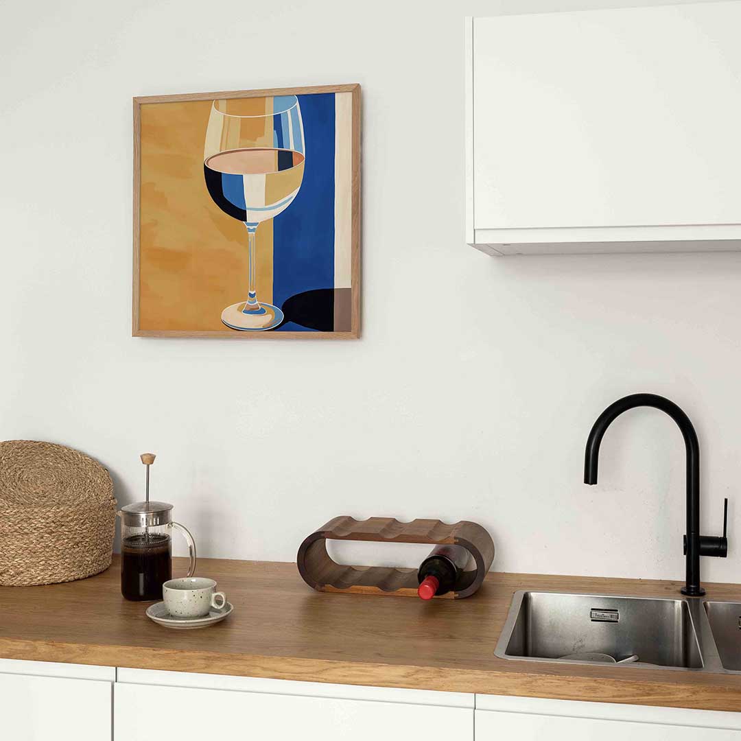Wijnglas met blauwe achtergrond Poster