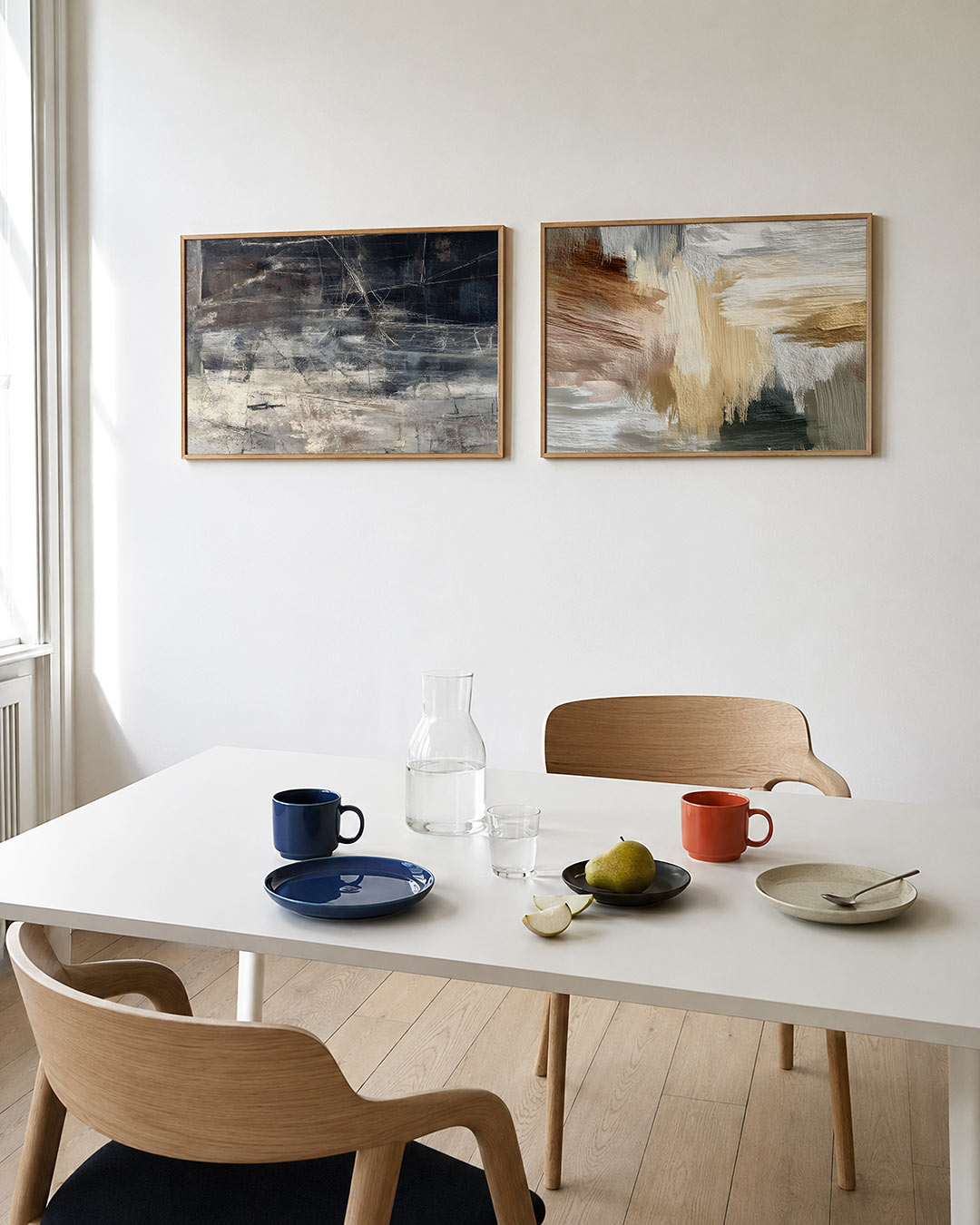 Tweedelige posterset met fijne kleurvlakken, getoond in een interieur