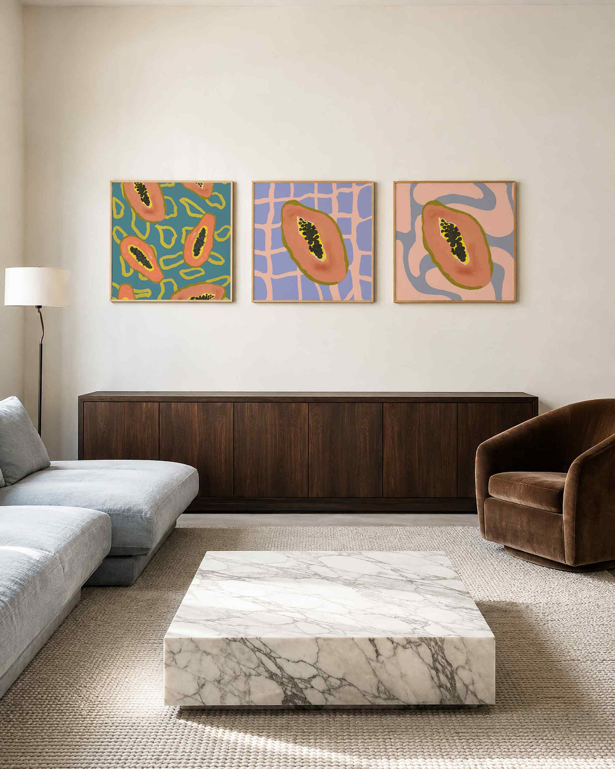 Interieurpresentatie van een driedelige vierkante posterset met papaya illustraties