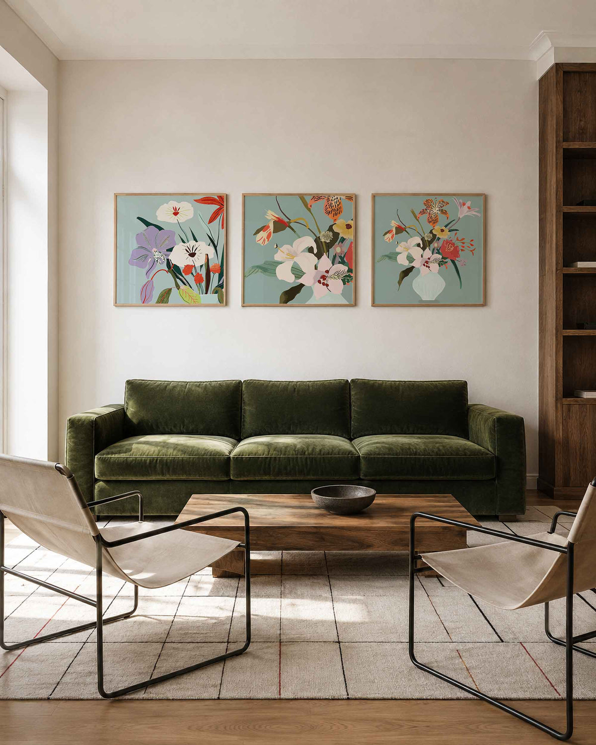 Interieurpresentatie van een driedelige vierkante posterset met bloemen in vaas