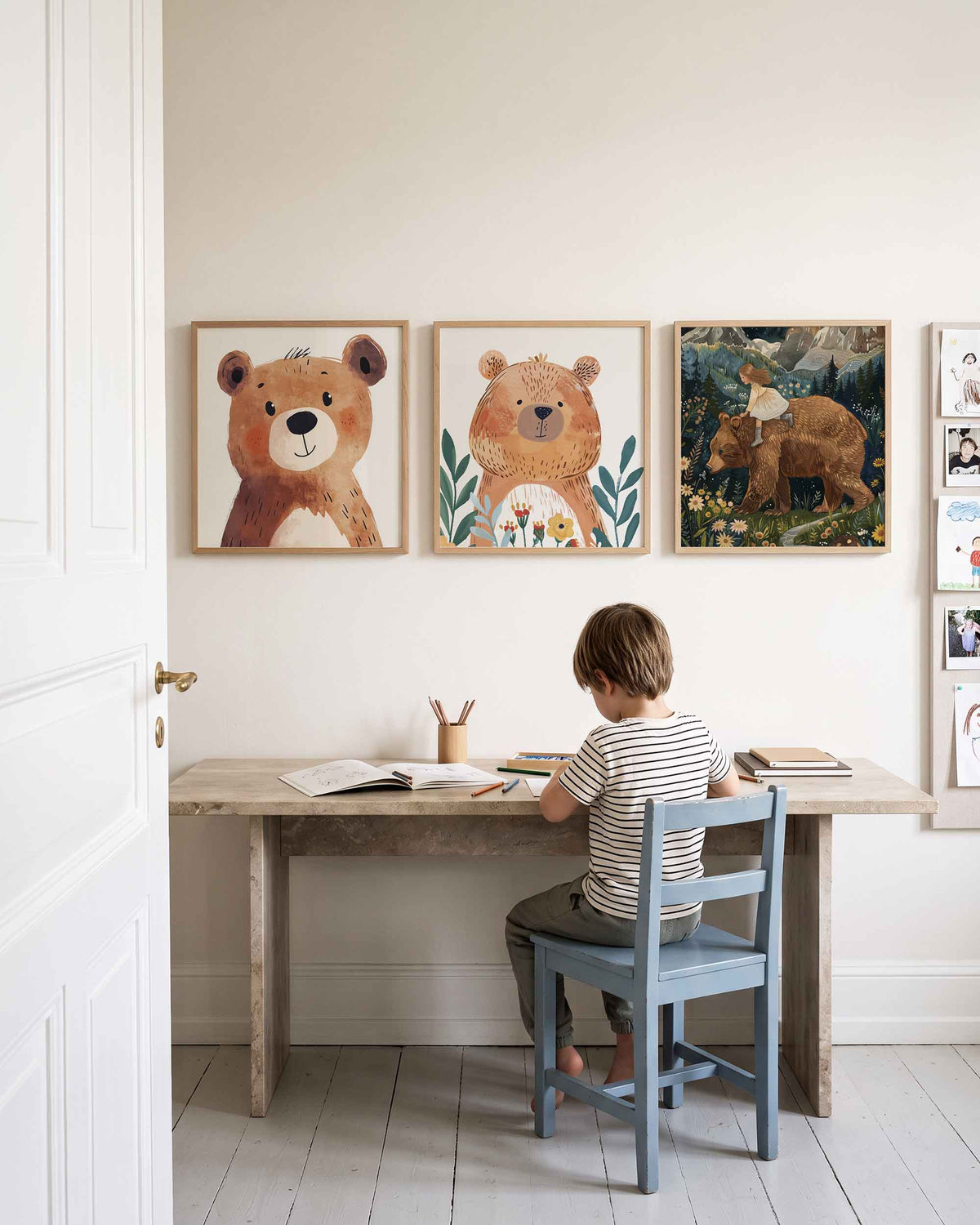 Interieurpresentatie van een driedelige vierkante posterset met beren en meisje