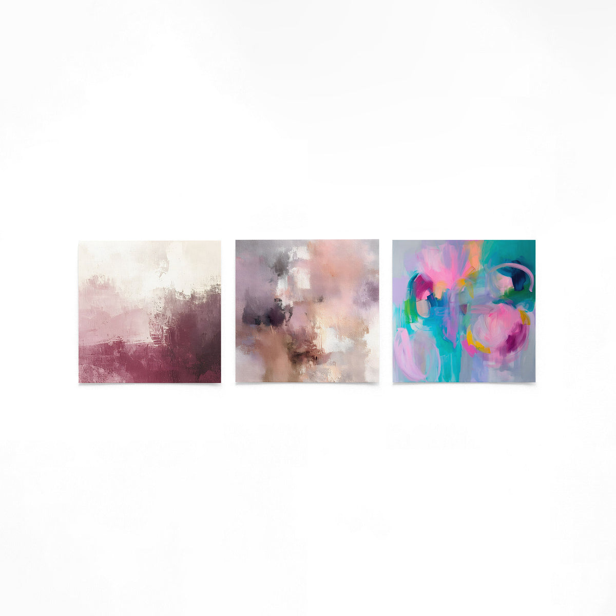 Drie vierkante posters met abstracte kleuren op een gebroken witte achtergrond
