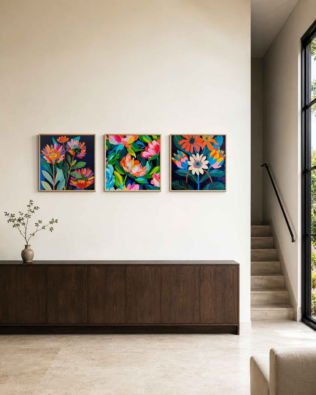 Interieurpresentatie van een driedelige vierkante posterset met kleurrijke bloemen