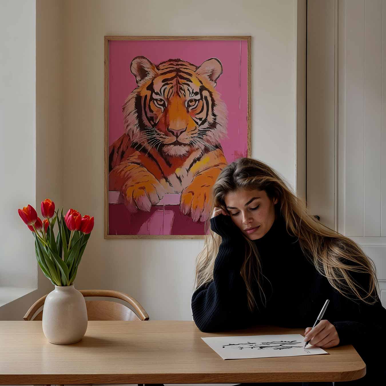 Exotische Tijger in Stijlvolle Roze Badkamer Poster