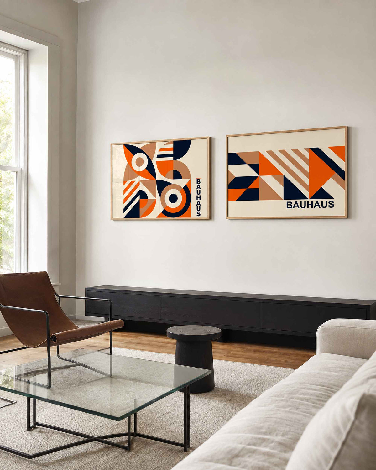 Interieurmockup van tweedelige landscape-posterset met terracotta cirkels en diagonalen