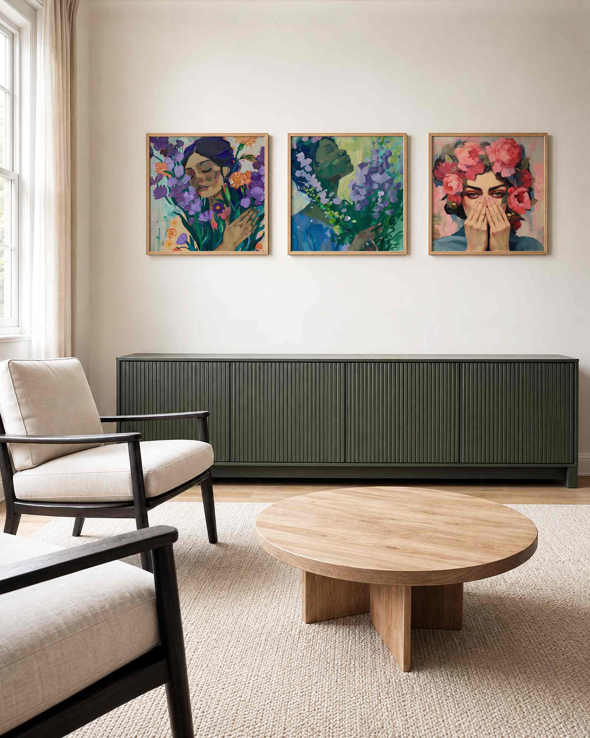 Interieurpresentatie van een driedelige vierkante posterset met vrouwenportretten met bloemen