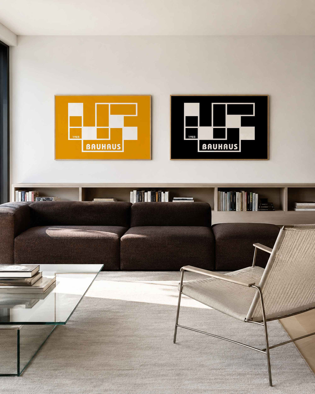 Interieurmockup van tweedelige landscape-posterset met oranje zwart typografisch raster