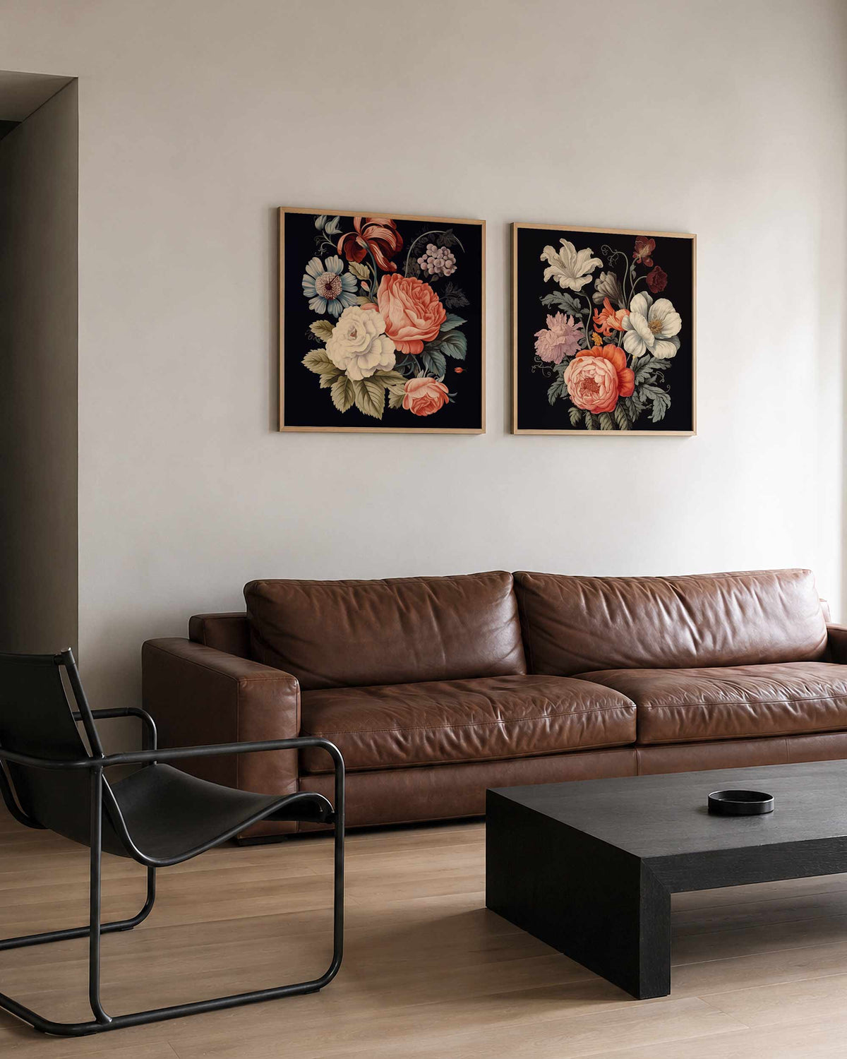 Interieurpresentatie van een tweedelige vierkante posterset met bloemen op zwarte achtergrond
