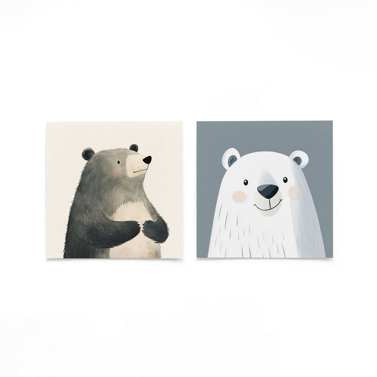 Twee vierkante posters met berenportretten op een gebroken witte achtergrond