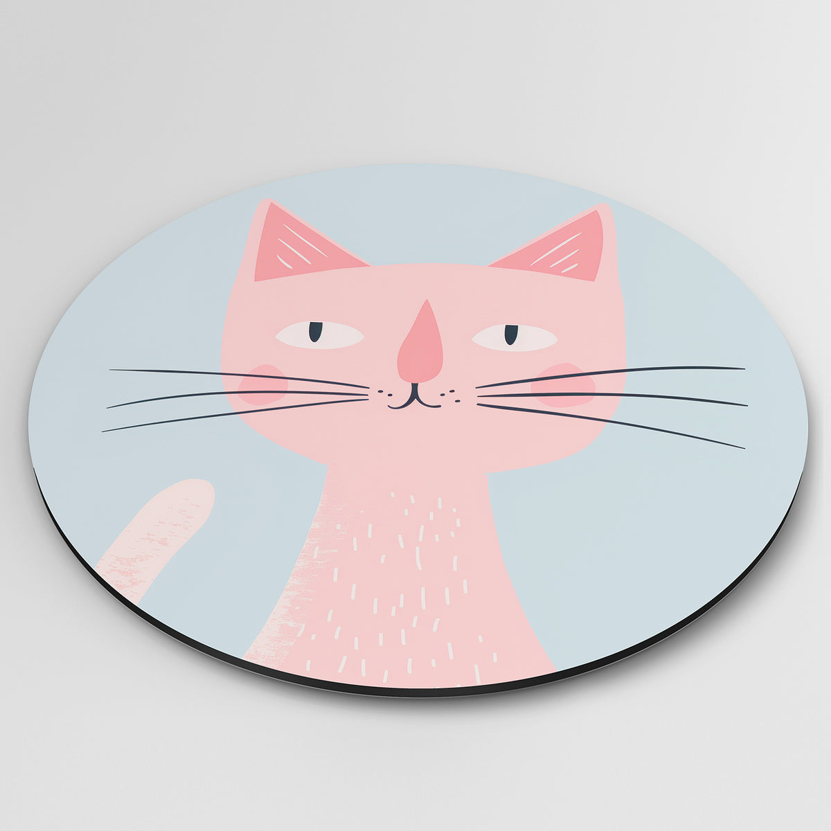 Roze kat Muurcirkel – detailweergave – Een roze kat met zwarte snorharen en een lichtblauwe achtergrond.
