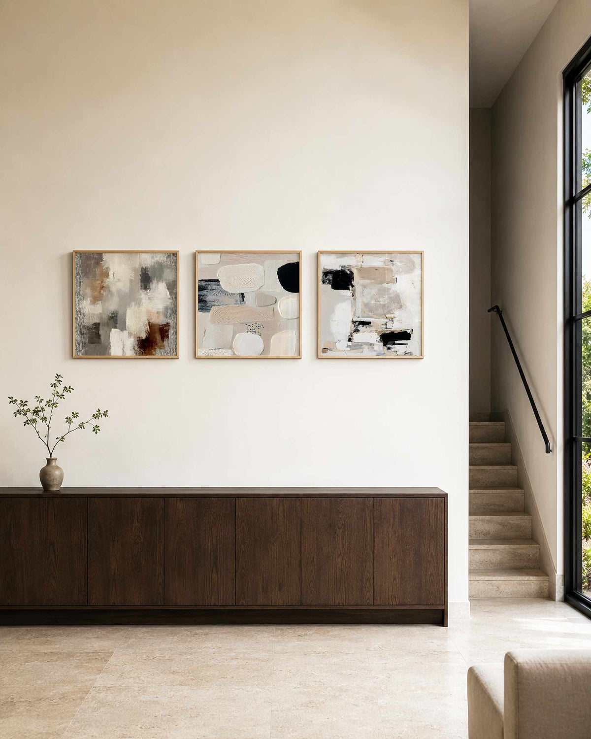 Interieurpresentatie van een driedelige vierkante posterset met abstracte vlakken
