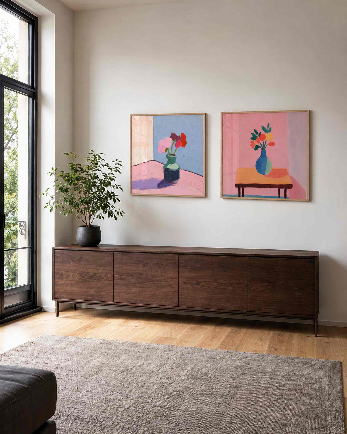 Interieurpresentatie van een tweedelige vierkante posterset met bloemen in vazen