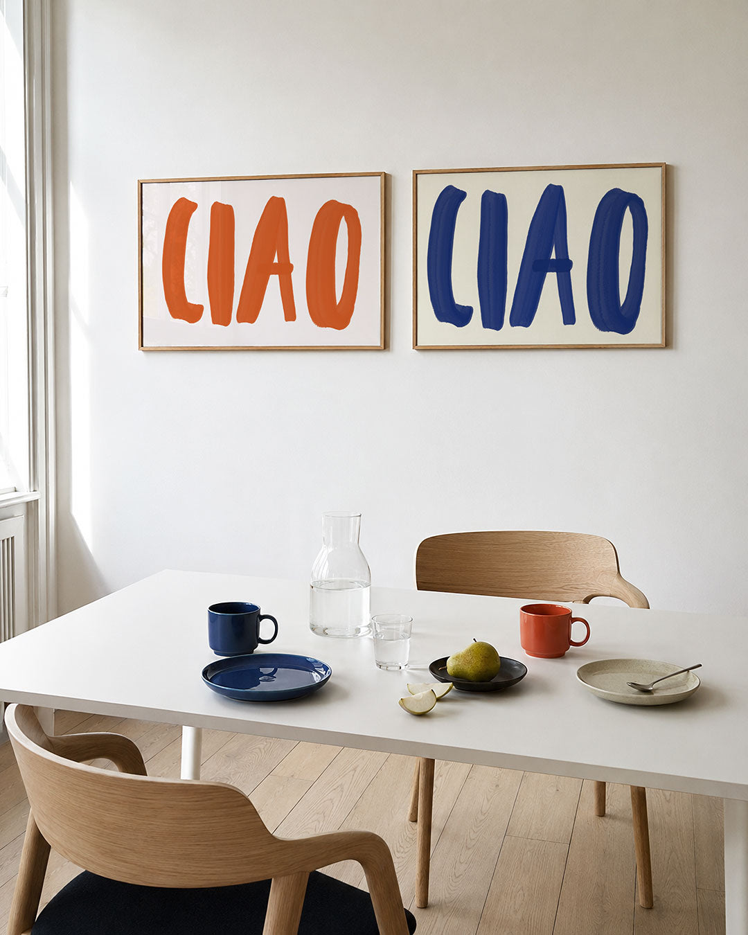 Twee liggende posters met een speelse compositie van dikke, aan de muur in een interieur