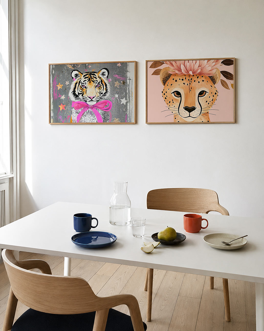 Interieurpresentatie van twee posters met een kleurrijke tijger met roze strik