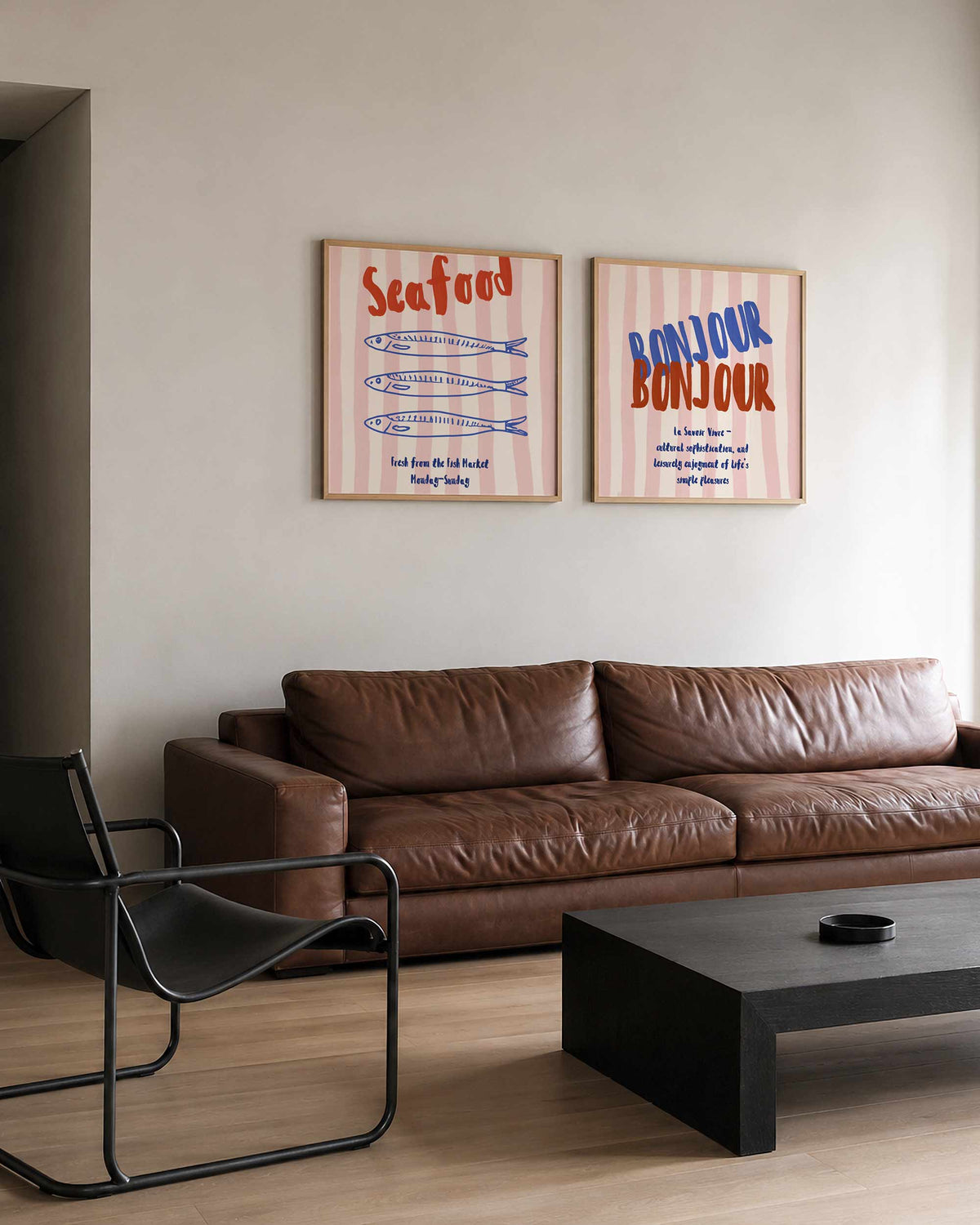 Interieurpresentatie van een tweedelige vierkante posterset met sardines en bonjour