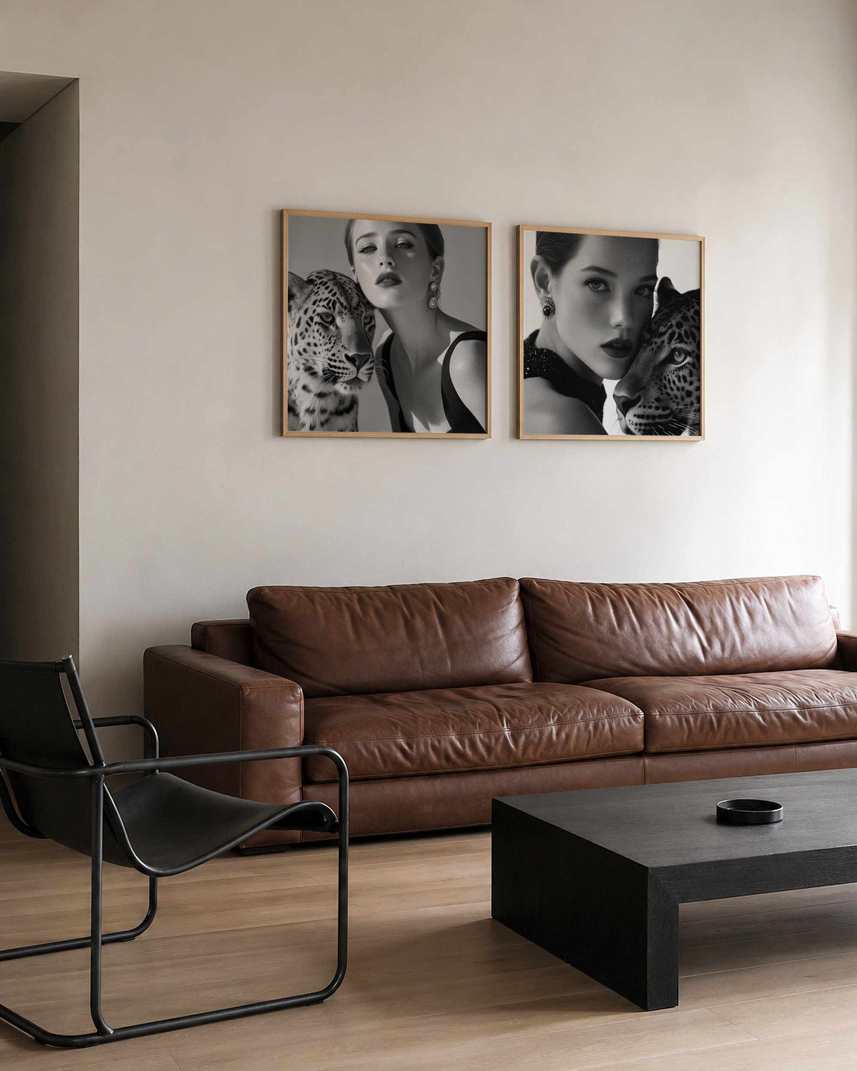 Interieurpresentatie van een tweedelige vierkante posterset met vrouw en luipaard