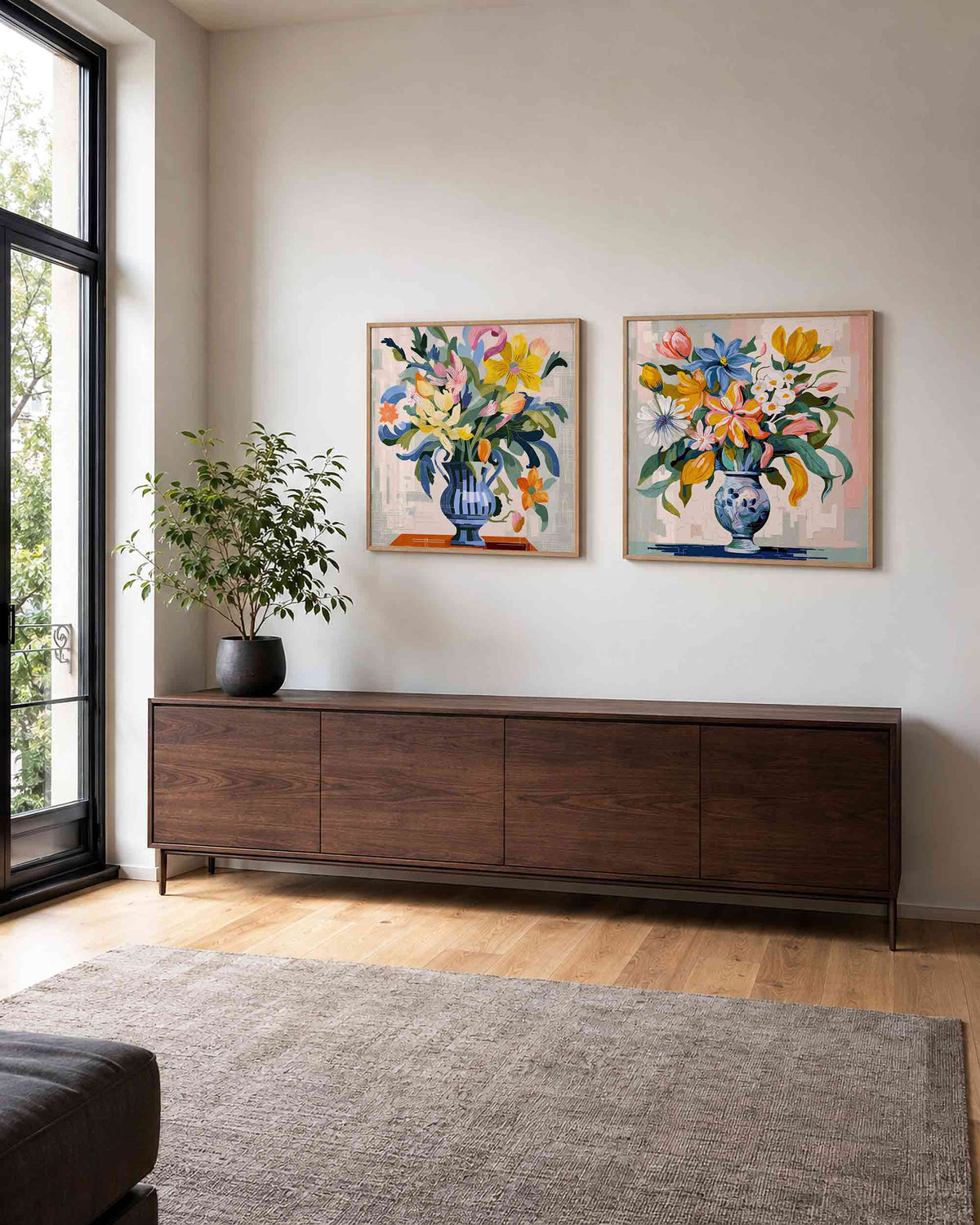 Interieurpresentatie van een tweedelige vierkante posterset met bloemen in vazen