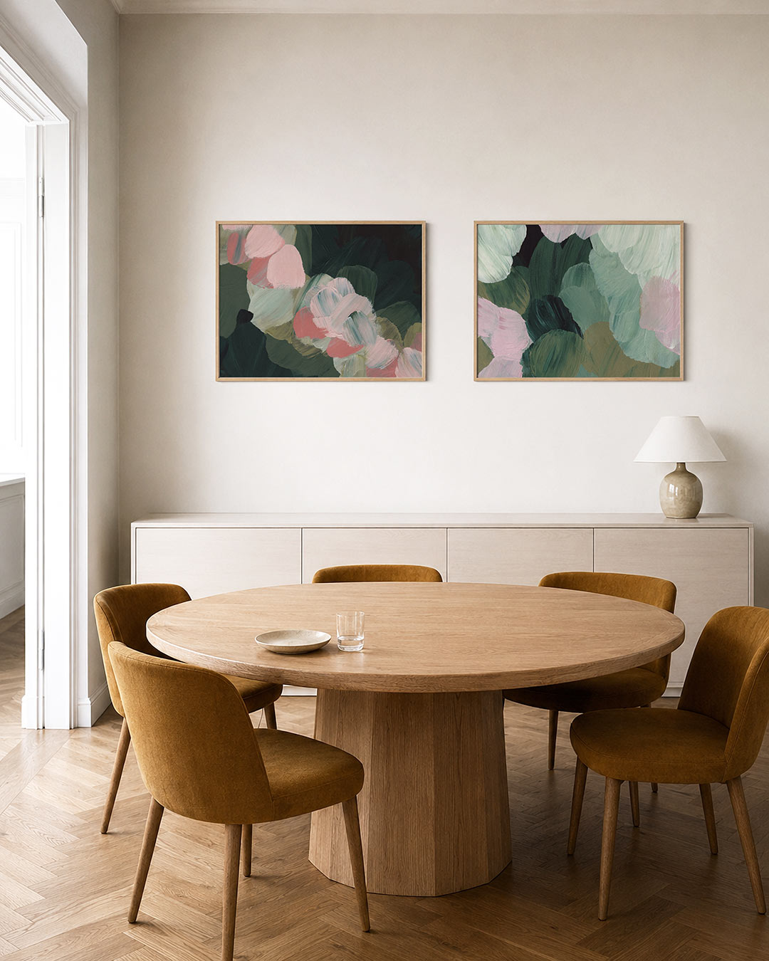Interieurbeeld met twee liggende posters: deze tweedelige posterset heeft roze, groene en donkere tinten