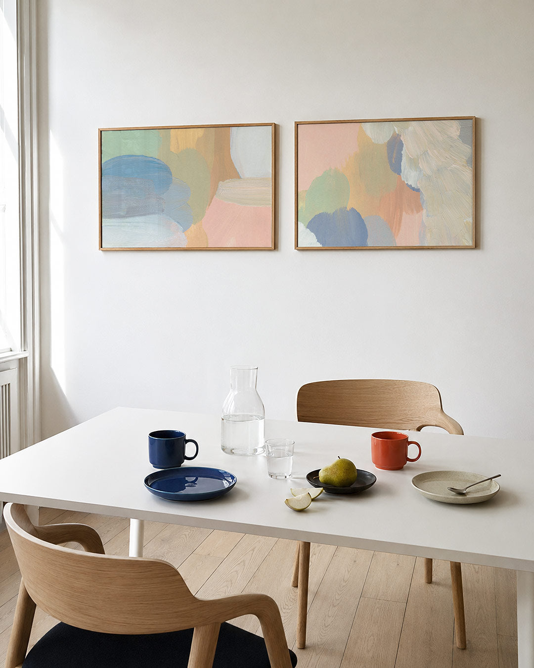 Tweedelige posterset met zachte penseelstreken in pastelkleuren, getoond in een interieur