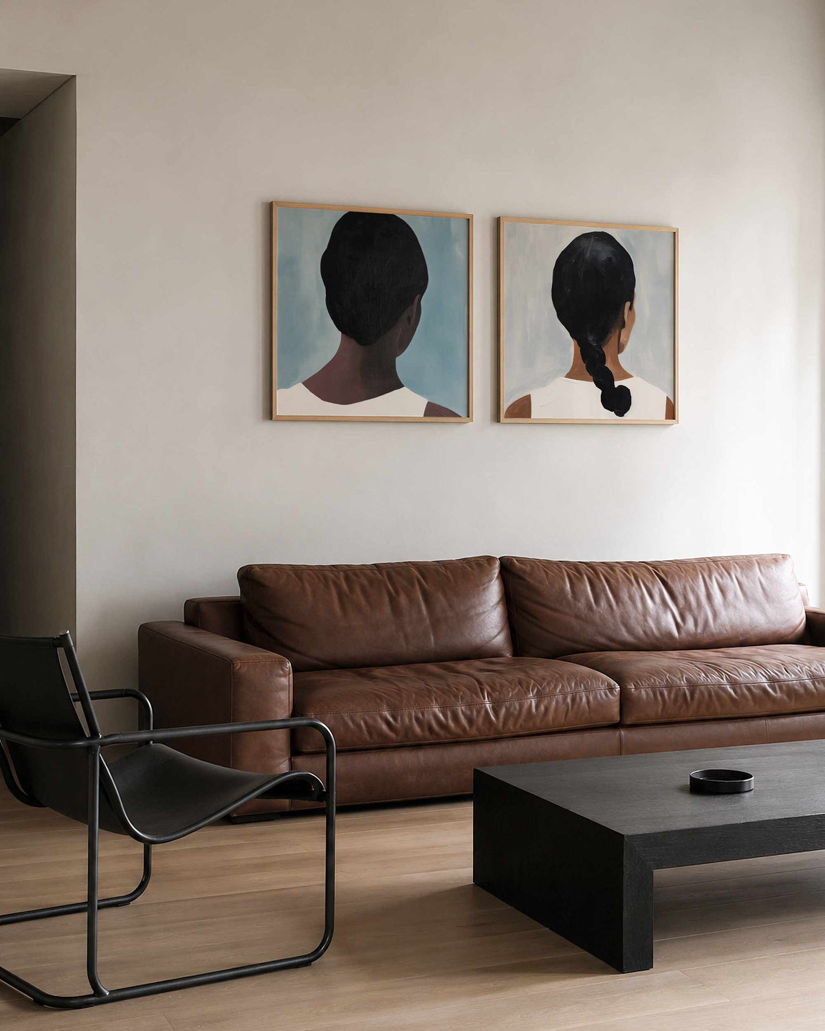 Interieurpresentatie van een tweedelige vierkante posterset met vrouwenportretten