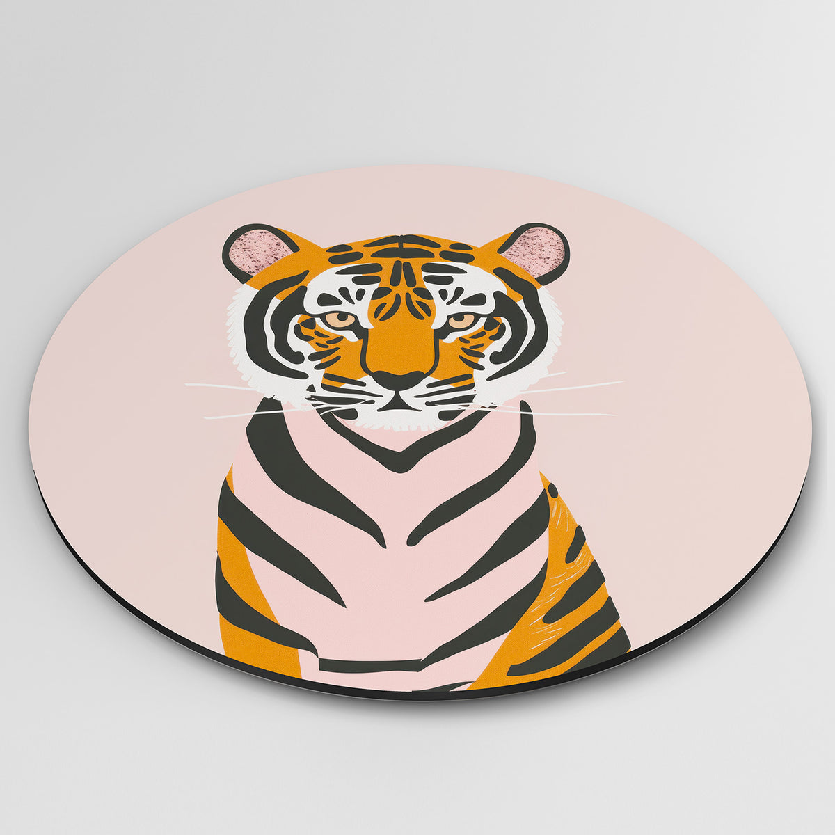 Tijger op roze Muurcirkel – detailweergave – Een tijger met oranje en zwarte strepen op een roze achtergrond.