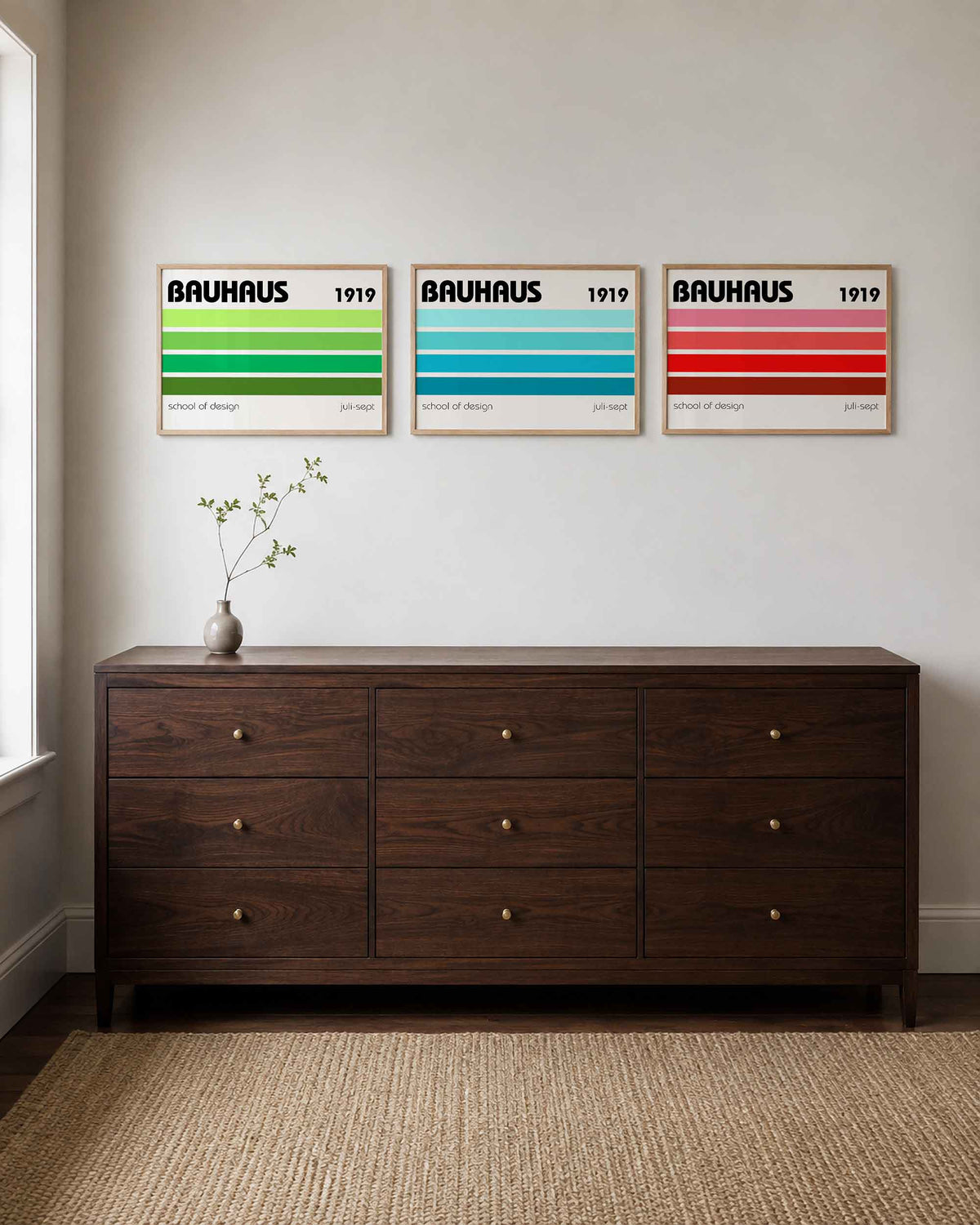 Interieurmockup van drieluik landscape-posterset met kleurbanen en jaartal