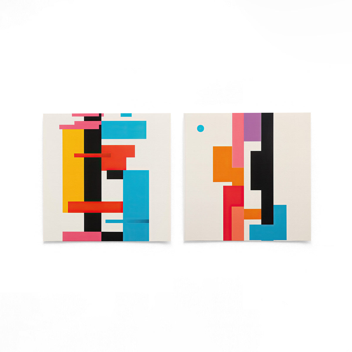 Twee vierkante posters met geometrische vlakken op een gebroken witte achtergrond