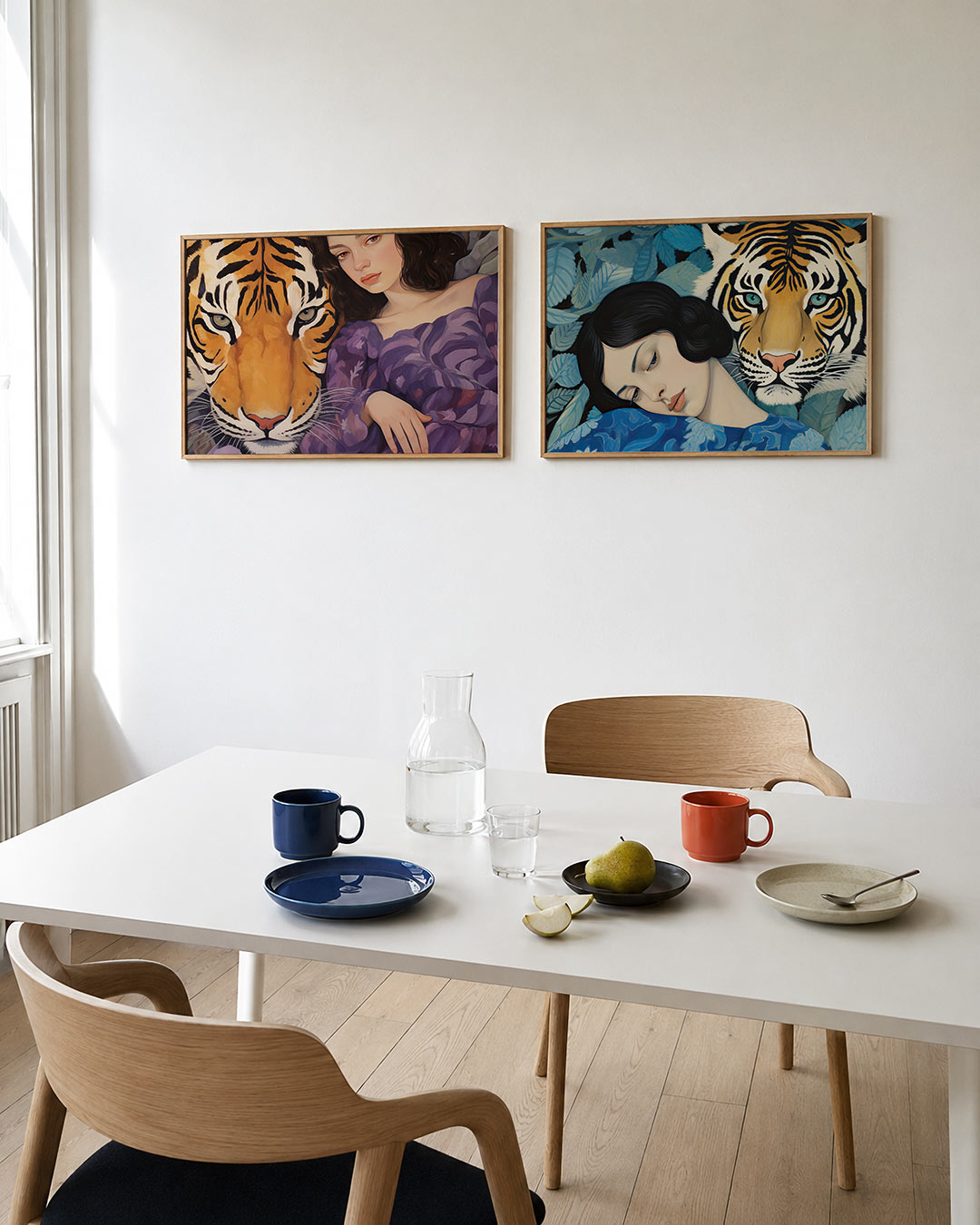 Interieurpresentatie van twee posters met een tijger en een vrouw delen een serene blik