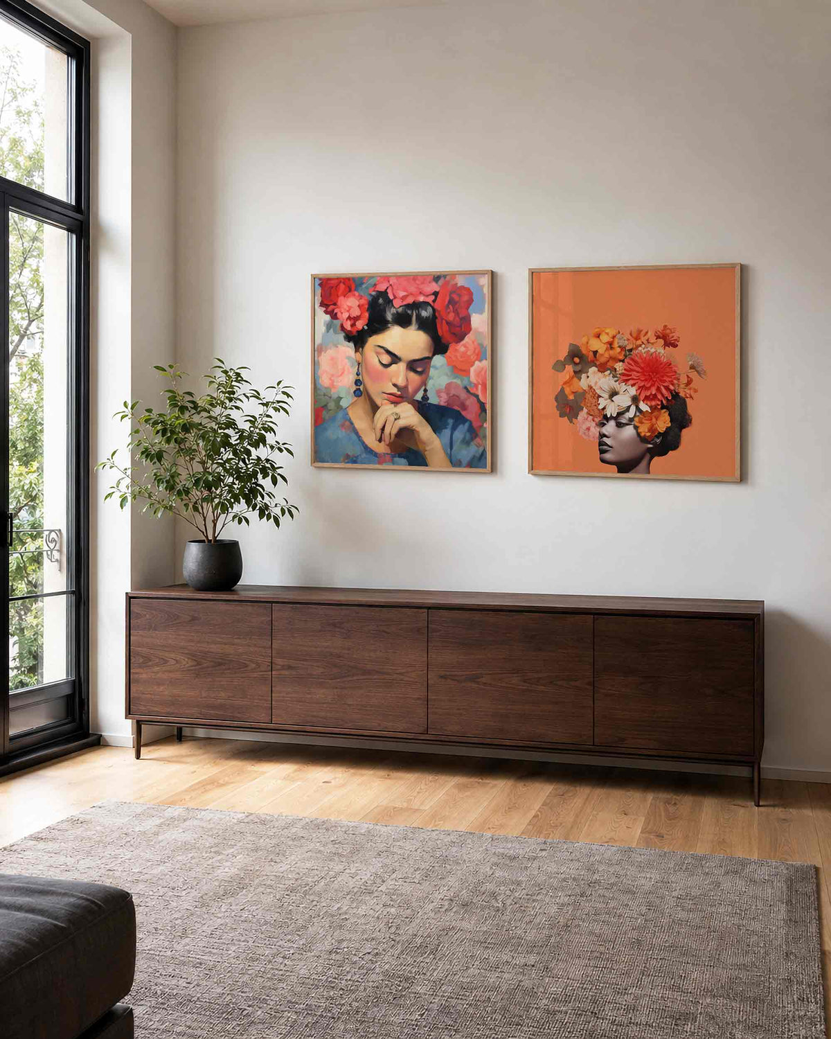 Interieurpresentatie van een tweedelige vierkante posterset met bloemenportretten