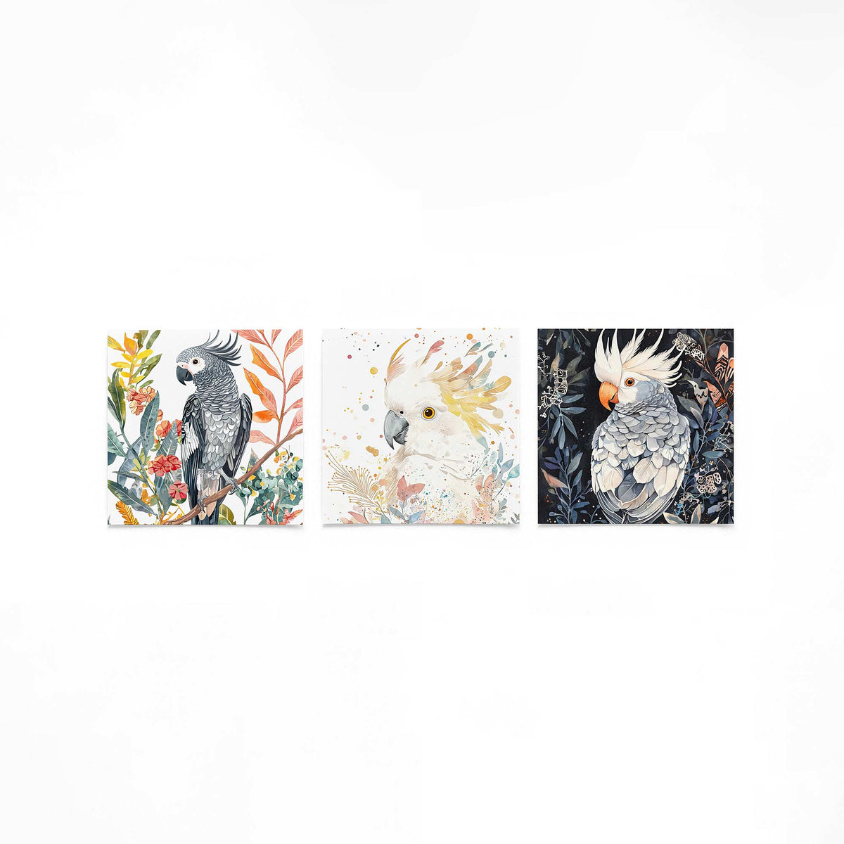 Drie vierkante posters met kaketoes in botanische omgeving op een gebroken witte achtergrond