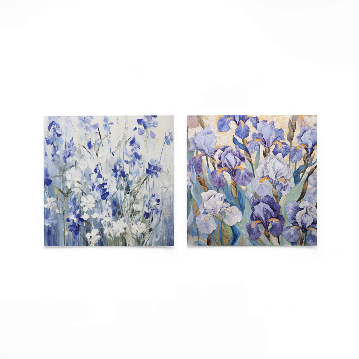 Twee vierkante posters met blauwe bloemen op een gebroken witte achtergrond