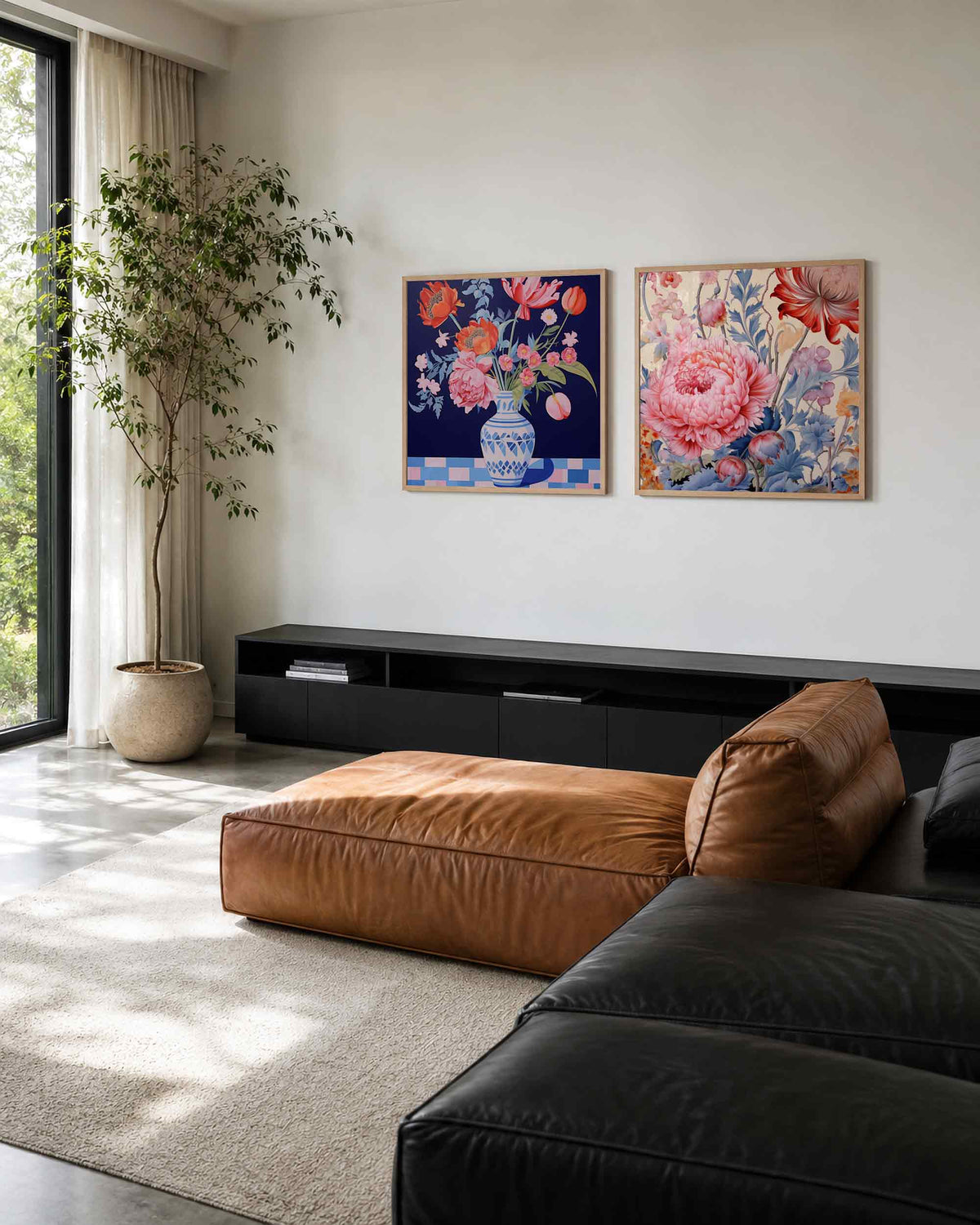 Interieurpresentatie van een tweedelige vierkante posterset met bloemenvaas en pioenrozen