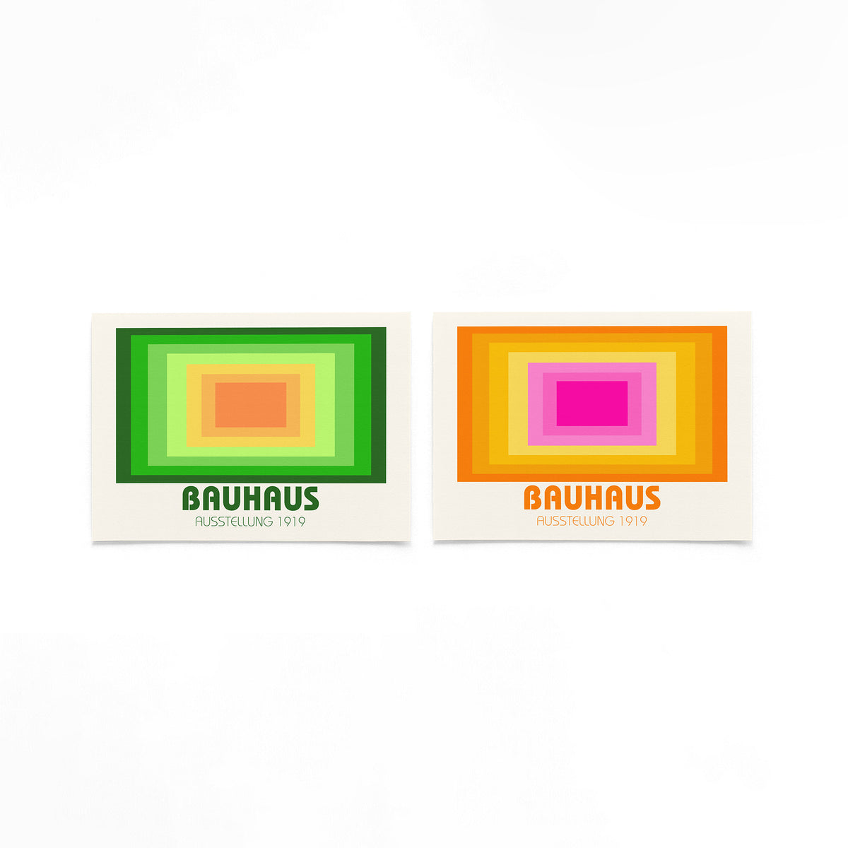 Twee landscape posters met groene en roze kaderlagen als vrijstaande productfoto