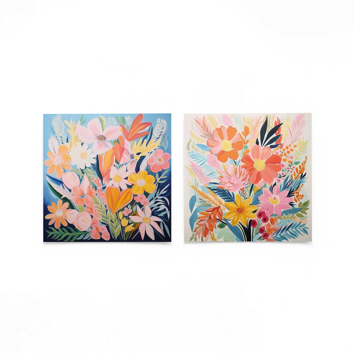 Twee vierkante posters met kleurrijke bloemen op een gebroken witte achtergrond