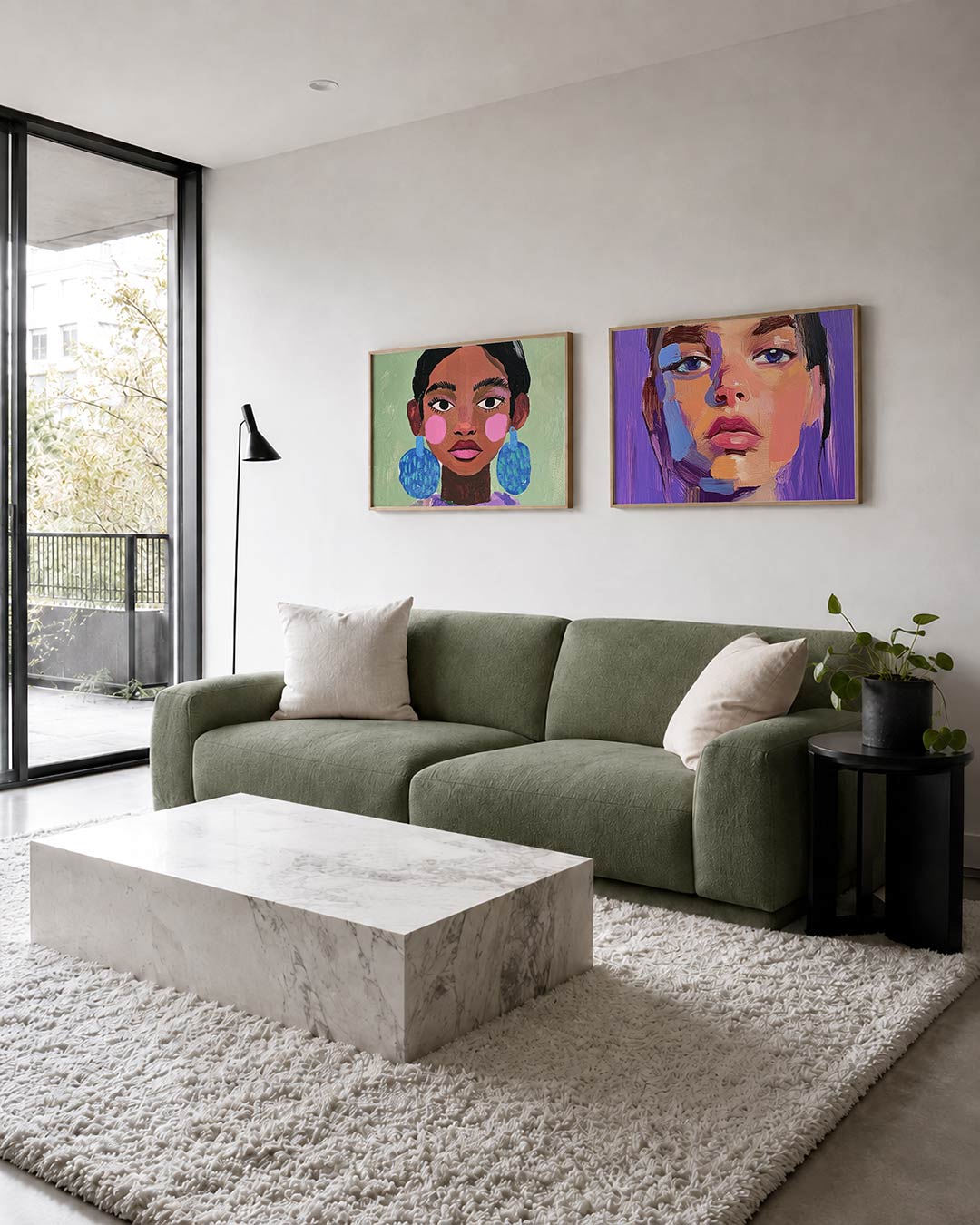 Tweedelige posterset met een portret met levendige kleuren, getoond in een interieur