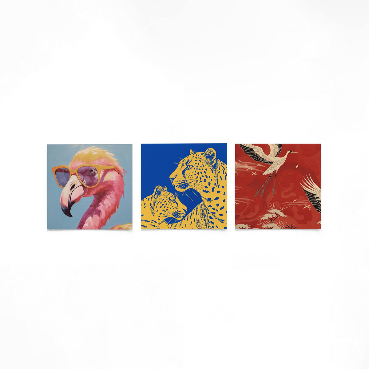 Drie vierkante posters met kleurrijke dieren op een gebroken witte achtergrond