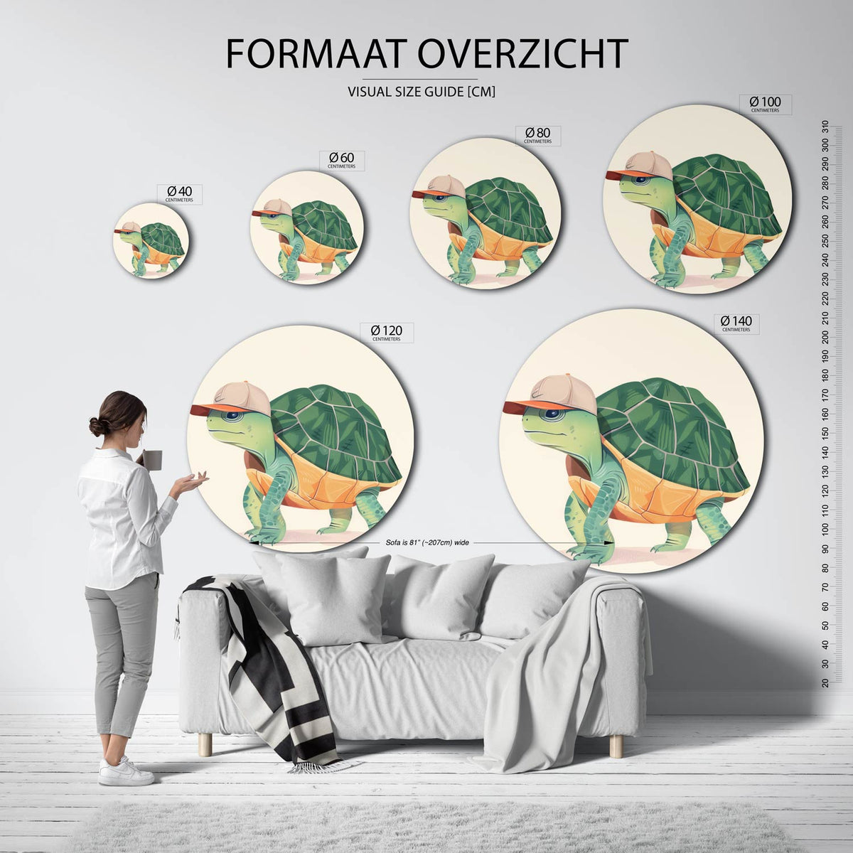 Schildpad met pet Muurcirkel – extra productweergave – Een schildpad met een groene schild en een beige pet.