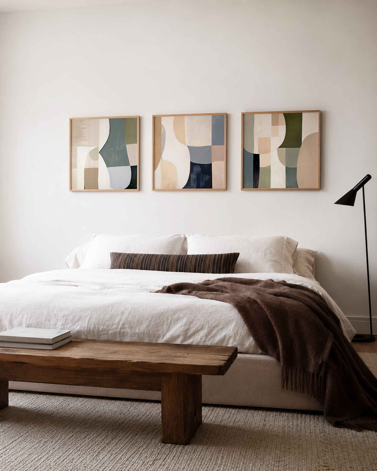 Interieurpresentatie van een driedelige vierkante posterset met abstracte vormen