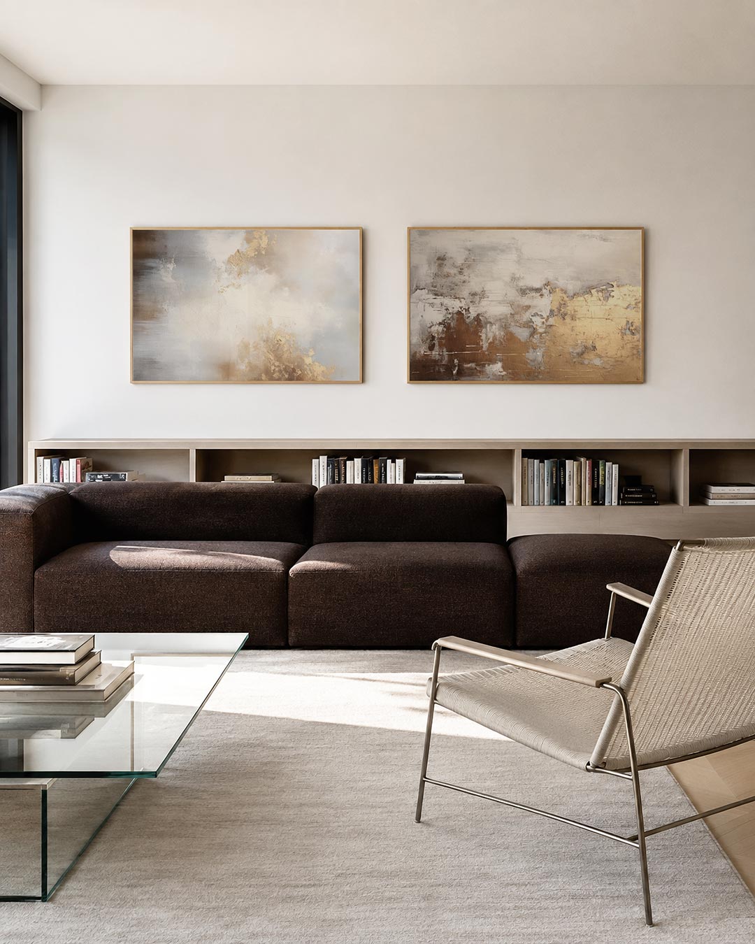 Twee liggende posters met een fijne mengeling van zachte beige en grijze tinten, aan de muur in een interieur