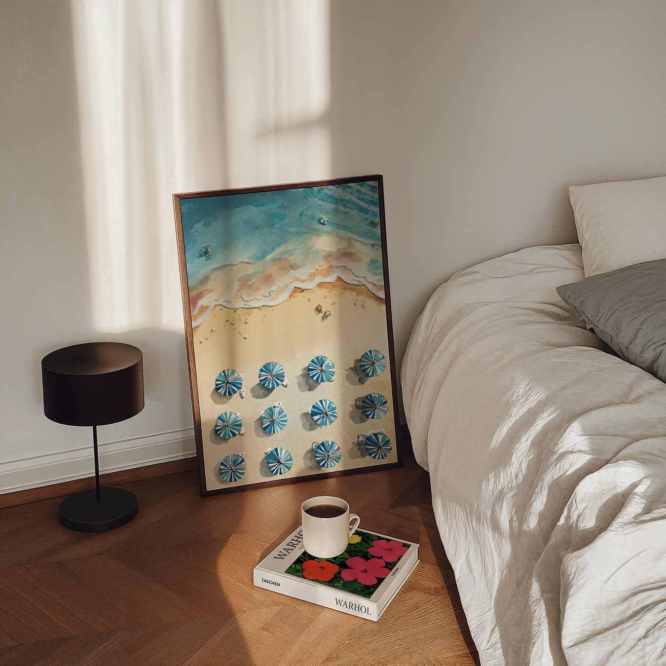 Stranduitzicht met Blauwe Parasolletjes Poster