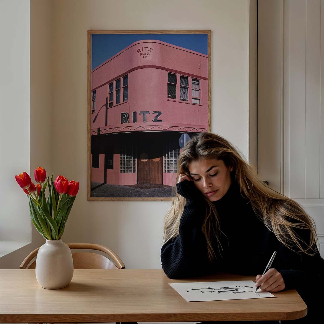 Retro Roze Ritz Gebouw Poster-WallArtistic
