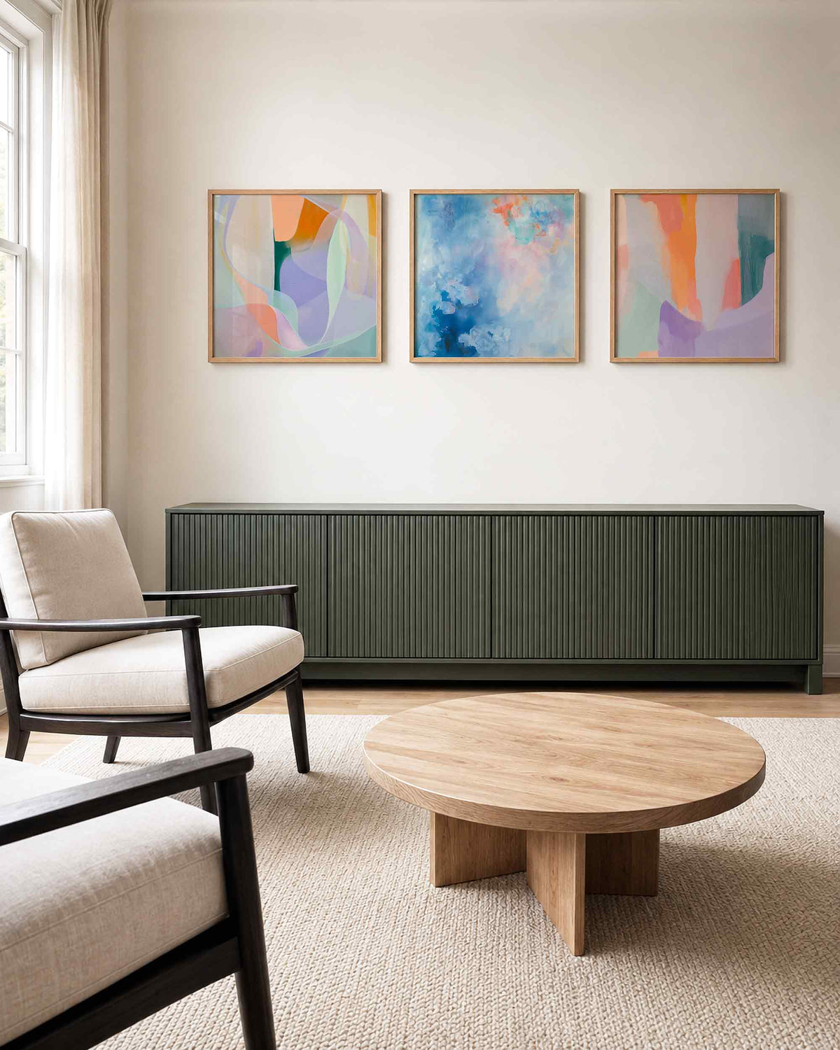 Interieurpresentatie van een driedelige vierkante posterset met abstracte kleuren