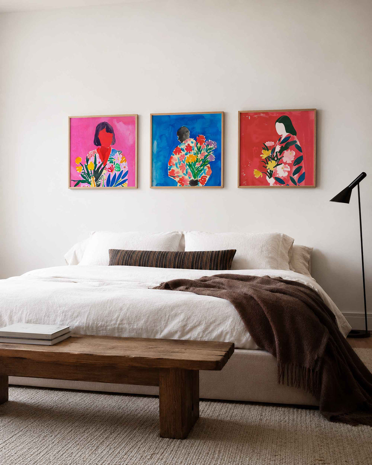 Interieurpresentatie van een driedelige vierkante posterset met vrouwen met bloemen