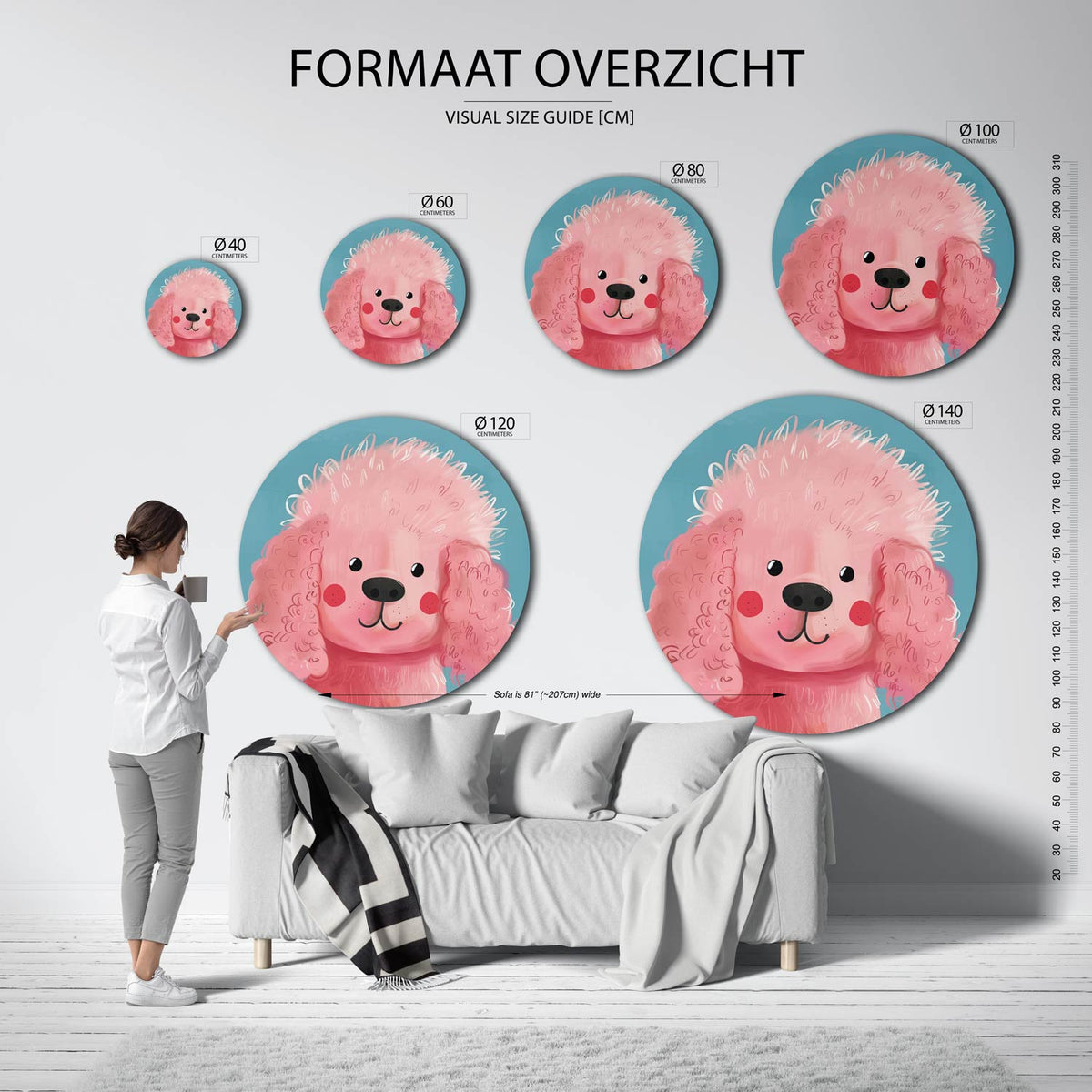 Roze hond Muurcirkel – extra productweergave – Een roze hond met krullend haar en rode wangen tegen een blauwe achtergrond.