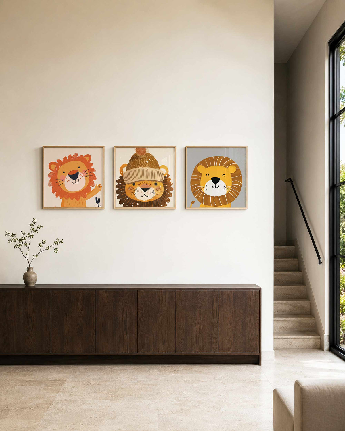 Interieurpresentatie van een driedelige vierkante posterset met leeuwen portretten